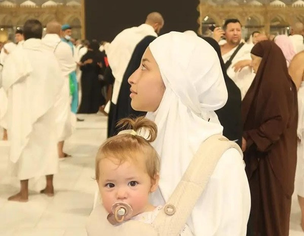 Jennifer Coppen Bersama Buah Hati Temukan Kedamaian Umrah