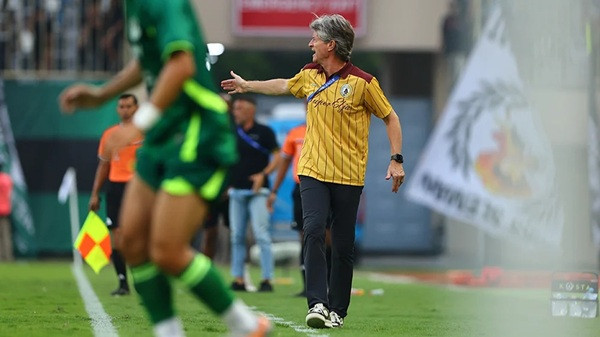 Lawan Dewa United, Pieter Huistra Fokus Lini Pertahanan PSS