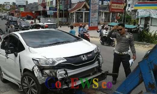 Tabrakan Beruntun di jalan Lembaga Pemasyarakatan Pekanbaru, Seorang Pemotor Cidera Hingga Patah Tulang Hidung Diseruduk Mobil