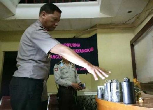 Sekarung Granat Asap Aktif dan Amunisi Gas Air Mata Ditemukan di TPA Cipayung