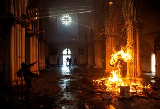 Demo Besar saat Pandemi Covid-19 di Chile, Gereja-Gereja Dibakar