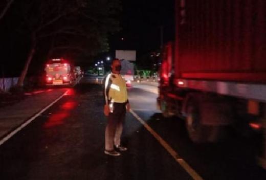 Truk Pertamina Kecelakaan, 5000 Liter Pertamax Tumpah Akibatkan Jalan Situbondo Macet Total