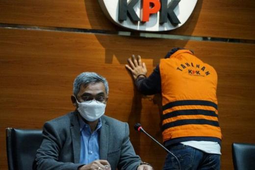 Pasca OTT, KPK Geledah Rumah Dinas dan Kantor Bupati Kuansing