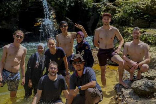 6 Pemuda Australia Ini Terkagum-kagum dengan Objek Wisata Alam Sungai Gulamo Kampar