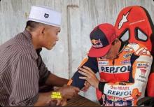 Kelakuan Netizen Indonesia, Edit Foto Marc Marquez Sedang Diurut Karena Ditolak RS karena tak Punya BPJS