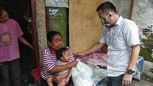 Anggota DPRD Banten Bantu Warga yang Sudah Tak Makan Dua Hari Akibat Pandemi Corona