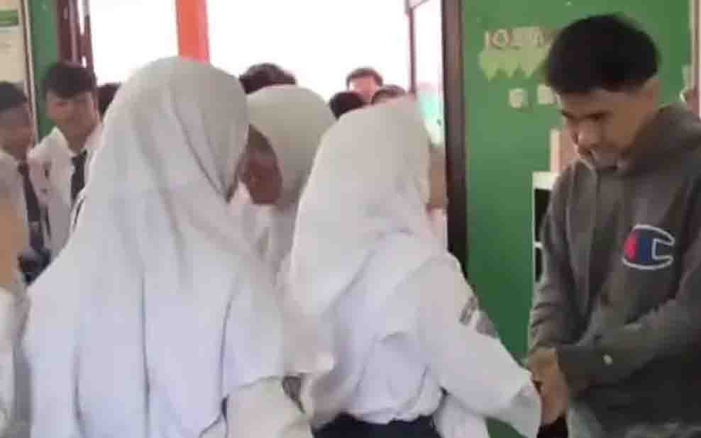 Viral Kisah Remaja Sumedang Tinggalkan Bangku SMP Demi Bantu Ekonomi Keluarga