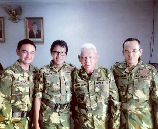 Latihan Perang Bersama PPRC TNI, Gubernur Zumi Paling Jago Nembak Lho...