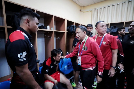 Pemain Timnas Sedih, Menpora Amali Beri Suntikan Semangat di Ruang Ganti