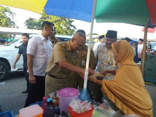 Didampingi Mursini, Gubernur Andi Borong Takjil di Pasar Ramadan Kuansing