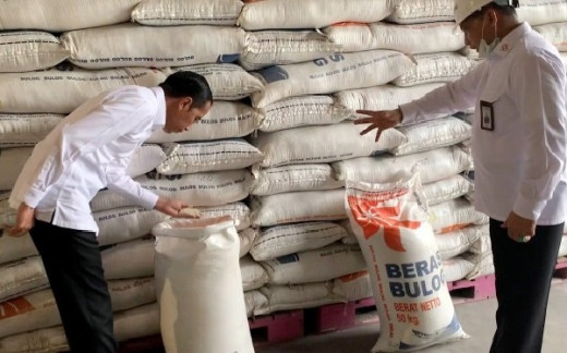 Sindir Bulog, Jokowi: Ambil Banyak Beras Petani, Tapi Enggak Bisa Jualnya