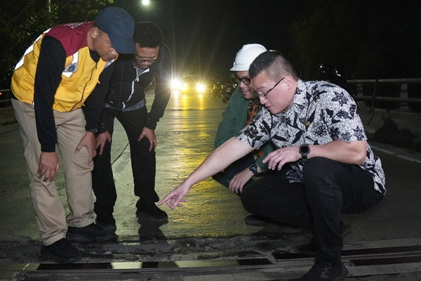 Anggota DPRD DKI Terjun Langsung Perbaiki Flyover di Penjaringan