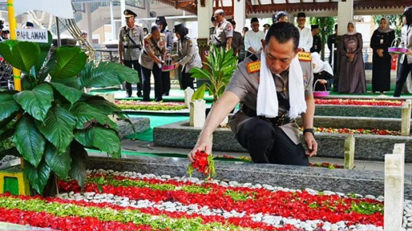 Kapolri Ziarah ke Makam Gus Dur, Tegaskan Reformasi Tak Boleh Berhenti