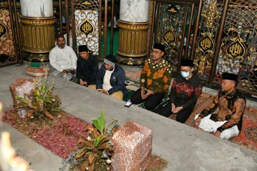 Tahun Baru Islam, Gus Jazil Napak Tilas ke Makam Para Raja dan Wali di Madura