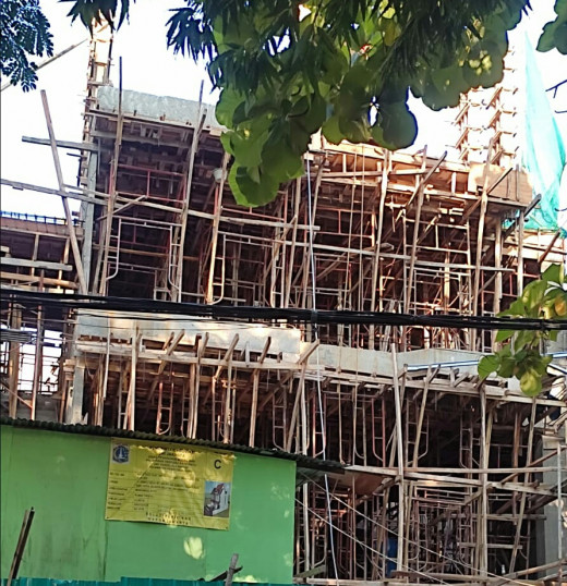 Meski Disegel Pemda, Pemilik Bangunan Ini Tetap Ngeyel