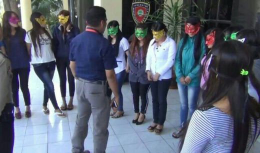 Puluhan Wanita Cantik Digrebek dari Panti Pijat, Polisi Juga Temukan Kondom, Tisu Basah dan Lotion