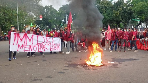 Sambil Bakar Ban dan Pakai Topi Ultah, Massa IMM Nyanyikan Sindiran untuk Puan