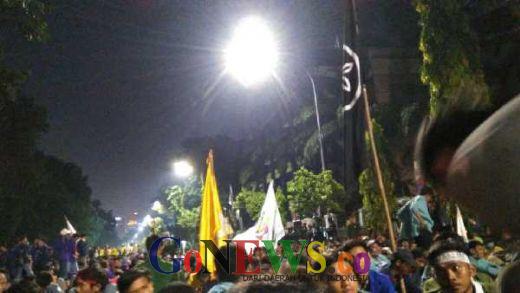 Aksi Demo di Istana, Meski Batas Waktu Habis, Mahasiswa: Pantang Pulang Sebelum Jokowi Datang