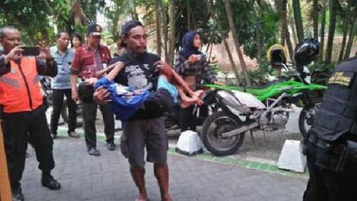 Mendadak Viral, Bapak Ini Gendong Anaknya yang Sakit dari Madiun ke Surabaya
