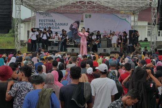 Weni DAcademy Goyang Bareng Pengunjung di Festival Danau Napangga