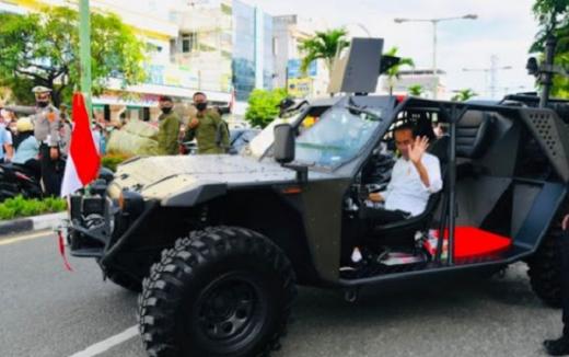 Ngakak, Jokowi Pamer Mobil Paspampres Anti Peluru, Warganet: Gak Ada Pintu, Tetep Tembus Dong Pak?