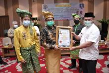 Kembalikan Desa Adat, Gus Menteri Dapat Penghargaan Dari Kesultanan Palembang