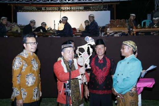 Saat Pak Dalang Sisipkan Empat Pilar dalam Pertunjukan Wayang di Lampung