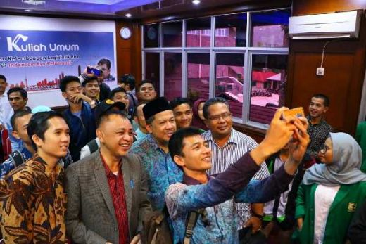 Kuliah Umum di Padang, Fahri Hamzah Minta Legislatif Waspada Defisit Demokrasi