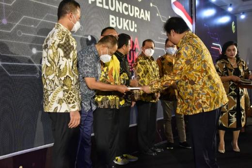Di Penutupan Rakornas MPO Golkar, Airlangga Hartarto Luncurkan Buku Kerja untuk Indonesia