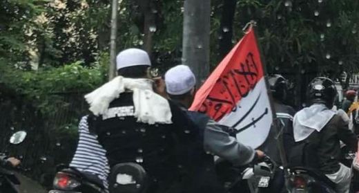 Pembawa Bendera Merah Putih Bertuliskan Huruf Arab Ternyata Bukan Anggota FPI