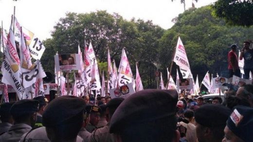Massa Pendukung OSO Demo Minta KPU RI Hormati Putusan Tiga Lembaga Peradilan