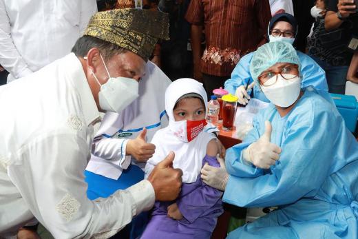 Mendagri Dorong Riau Gencarkan Vaksinasi Lansia, Anak dan Dosis Booster
