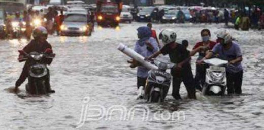 Diguyur Hujan Deras Sejak Malam, Banjir Mulai Kepung Jakarta, Waspada... Waspadalah!