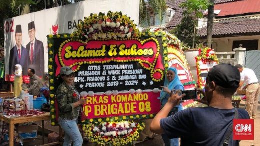 Hingga Siang Ini, Karangan Bunga Prabowo Presiden Bertebaran di Kertanegara