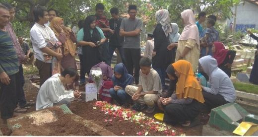 Suasana Haru Pemakaman Petugas KPPS yang Meninggal di Karawang