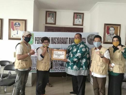 Ringankan Beban Warga Riau di Jabodetabek, Satgas Covid-19 PMRJ Bagikan Kupon Sembako