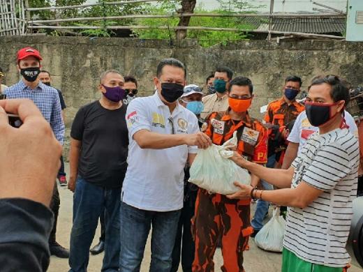 Peringati Hari Kartini, Bamsoet Serahkan Ratusan Bantuan Sembako di Jakarta Utara