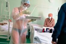 Viral! Perawat Covid-19 Gunakan Pakaian Dalam dengan APD Transparan