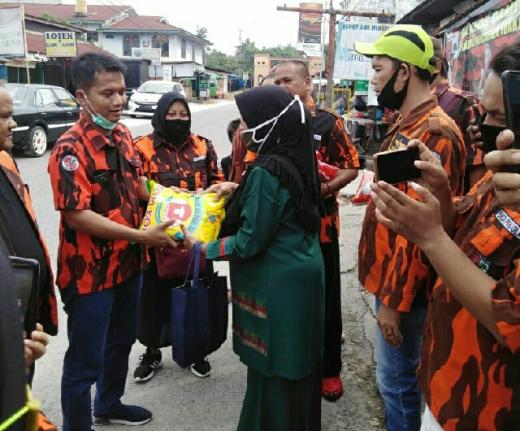 Peduli Covid-19, Pemuda Pancasila Tuah Karya Salurkan 1 Ton Beras dan Paket Sembako ke Warga