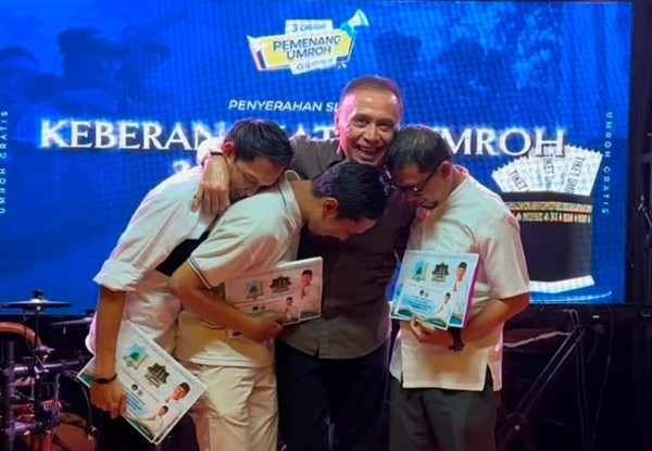 Iwan Bule Laksanakan Nazar, Antar Tiga Bobotoh Ibadah Umroh