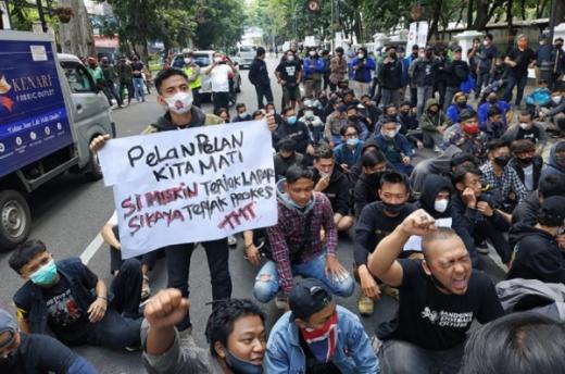 Pedagang, Ojol, hingga Mahasiswa Bandung Demo Tolak PPKM Darurat: Buka Woi Buka!