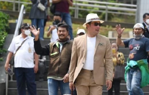 Ridwan Kamil Beraksi di Citayam Fashion Week, Warganet Kesengsem!