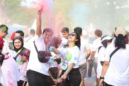 5.000 Pelari Semarakkan BRImo Colourful Run 2022