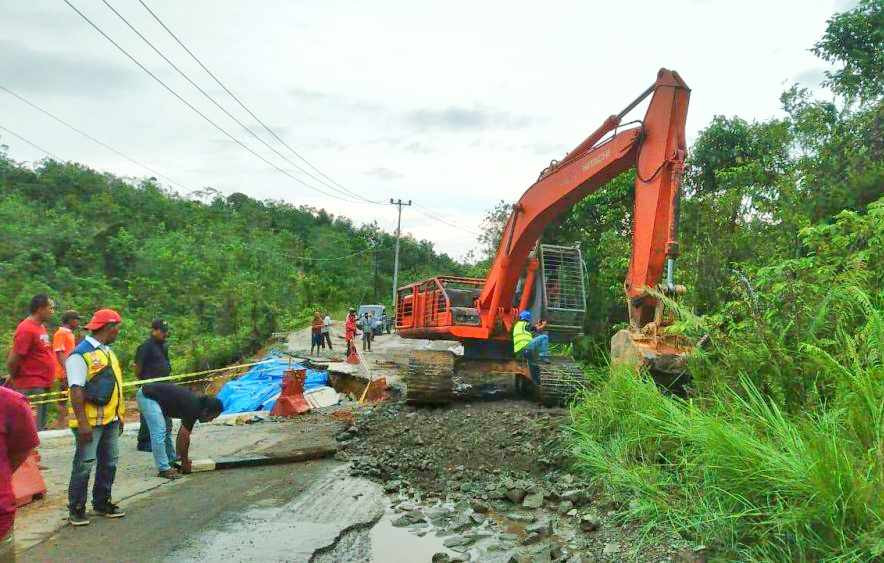 Jalan Sumbar - Riau Amblas di KM 106 XIII Koto Kampar