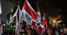 Nyanyi Lagu 2019GantiPresiden, Pendukung Prabowo-Sandi Tiba di KPU