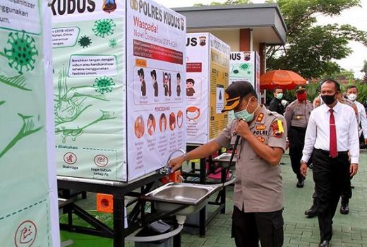 GoNews.co Aparat Kepolisian saat mengece