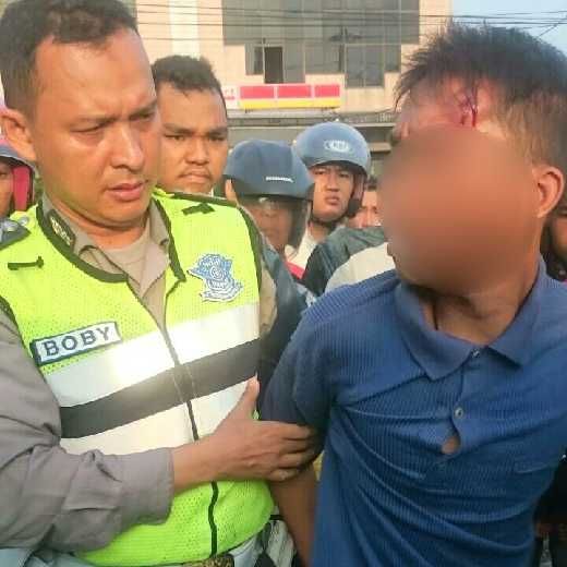 Demi 2 Botol Bensin, Remaja di Pekanbaru Ini Nekat Kejar-kejaran dengan Polisi Patroli dan Bonyok Digimbal Warga