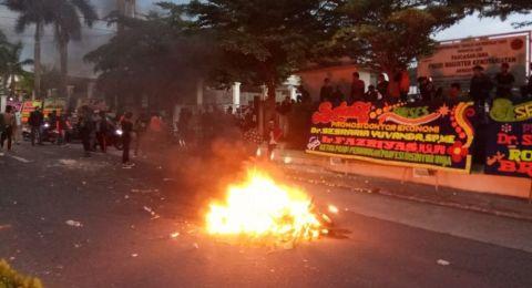 Polisi Kabur ke Rumah Warga saat Terkepung Pendemo, Motor Dibakar