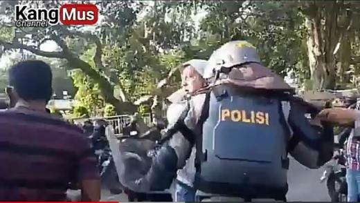 Berikut Kronologi Perwira Brimob Smack Down Anggota Dalmas Polri saat Amankan Demo di Jambi