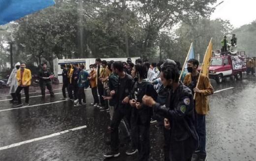 Demo Tagih Janji Jokowi, Mahasiswa Bertahan di Bawah Guyuran Hujan
